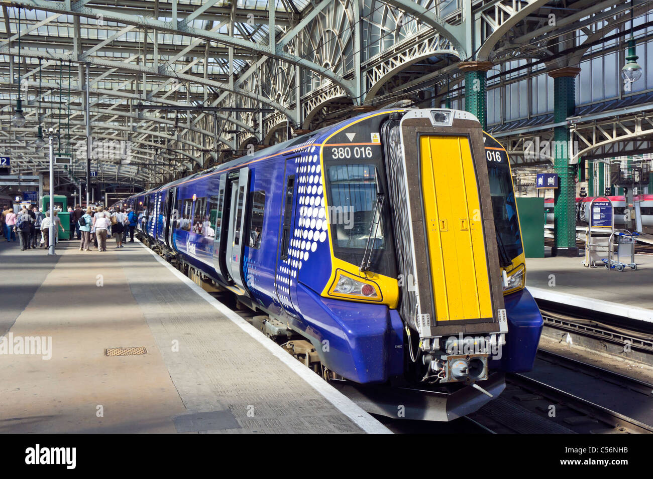 Neue Scotrail Class 380 EMU in Glasgow Central Station Stockfoto
