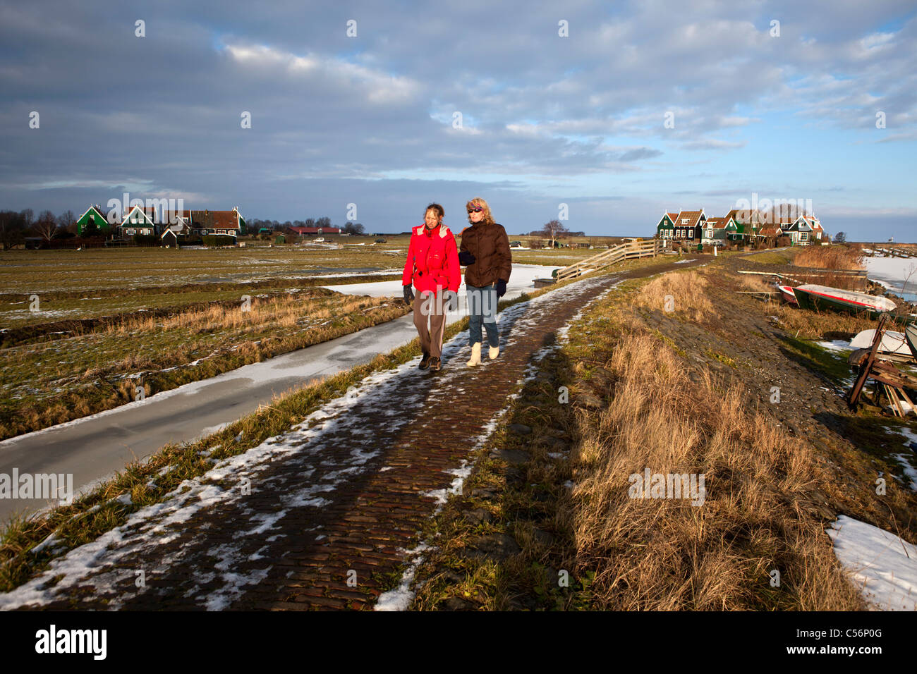 Den Niederlanden, Marken, zwei Frauen, Wandern am Deich. Winter, Eis. Stockfoto