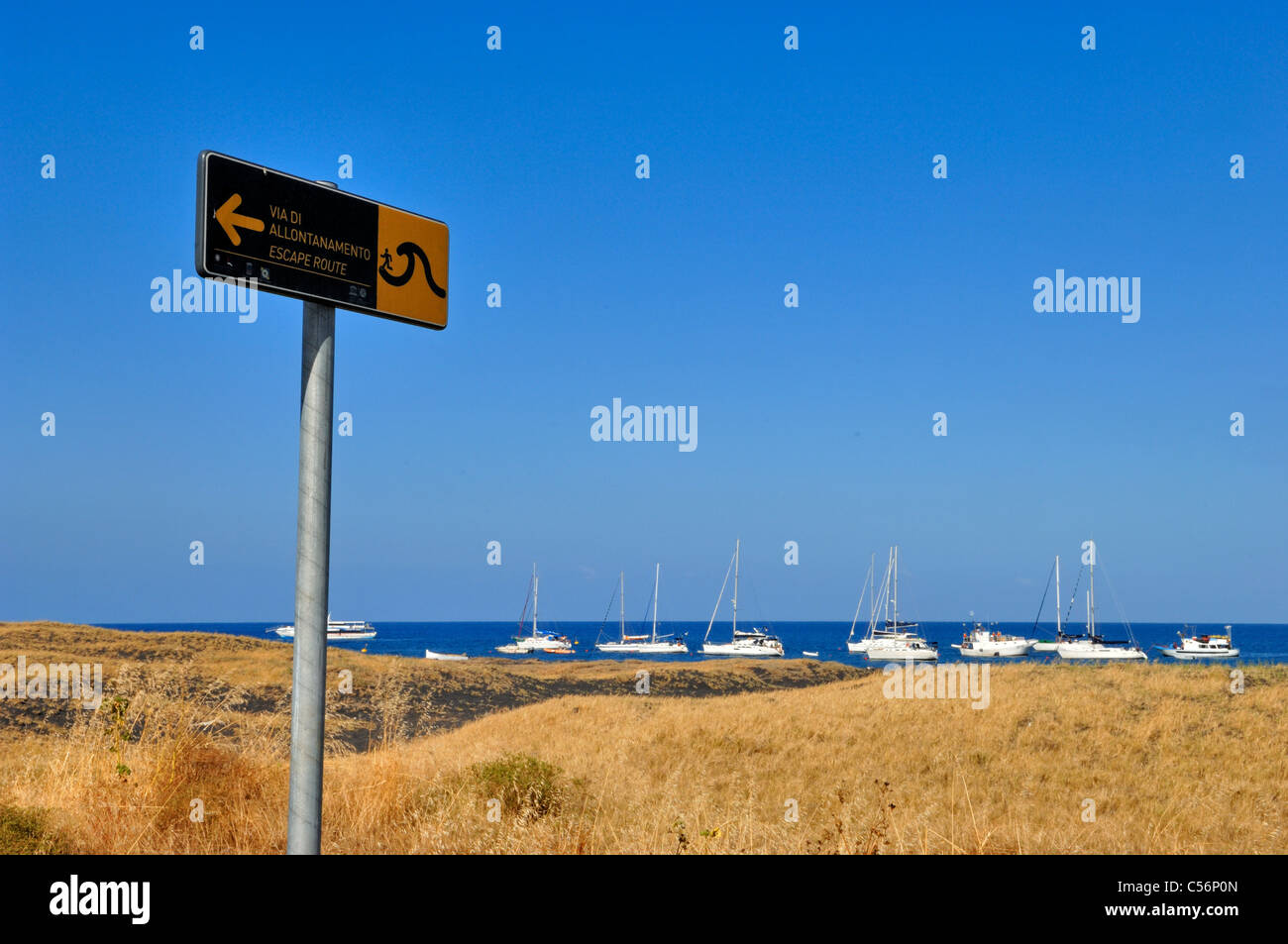 Ein Tsunami Fluchtweg unterzeichnen auf der Insel Strand von Stromboli Stockfoto