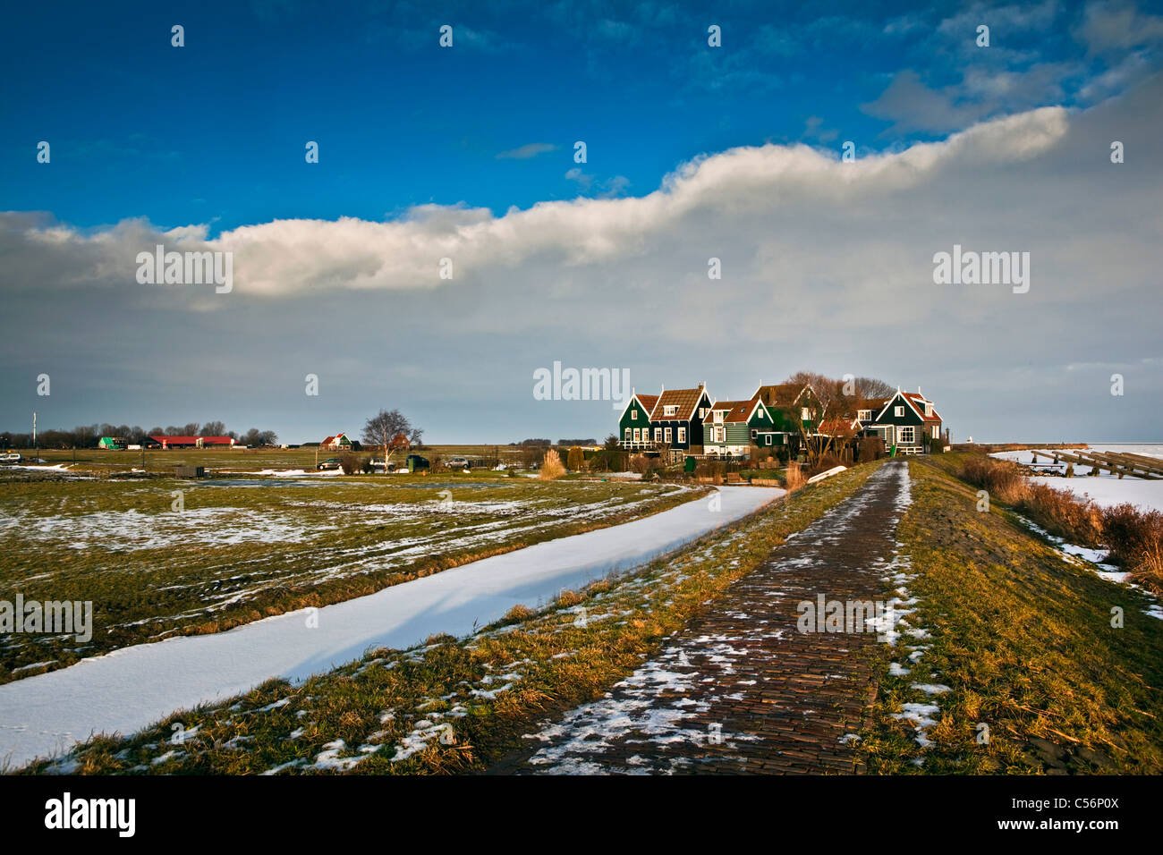 Niederlande, Marken, Winter, Schnee, Blick auf Hamlet und Deich. Stockfoto
