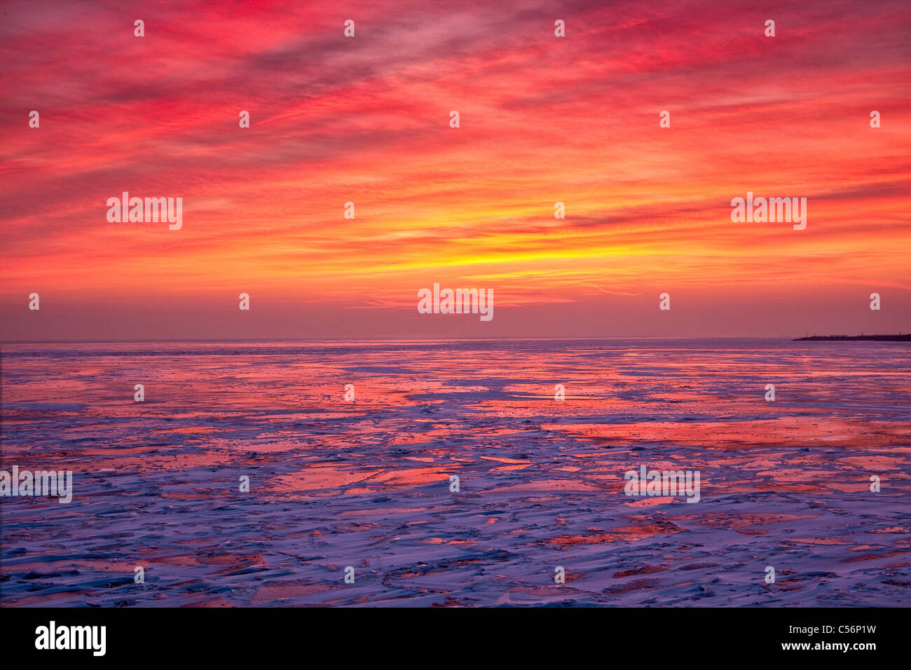 Niederlande, Oosterdijk, Winter, Schnee, Blick auf gefrorenen See IJsselmeer genannt. Sunrise. Stockfoto