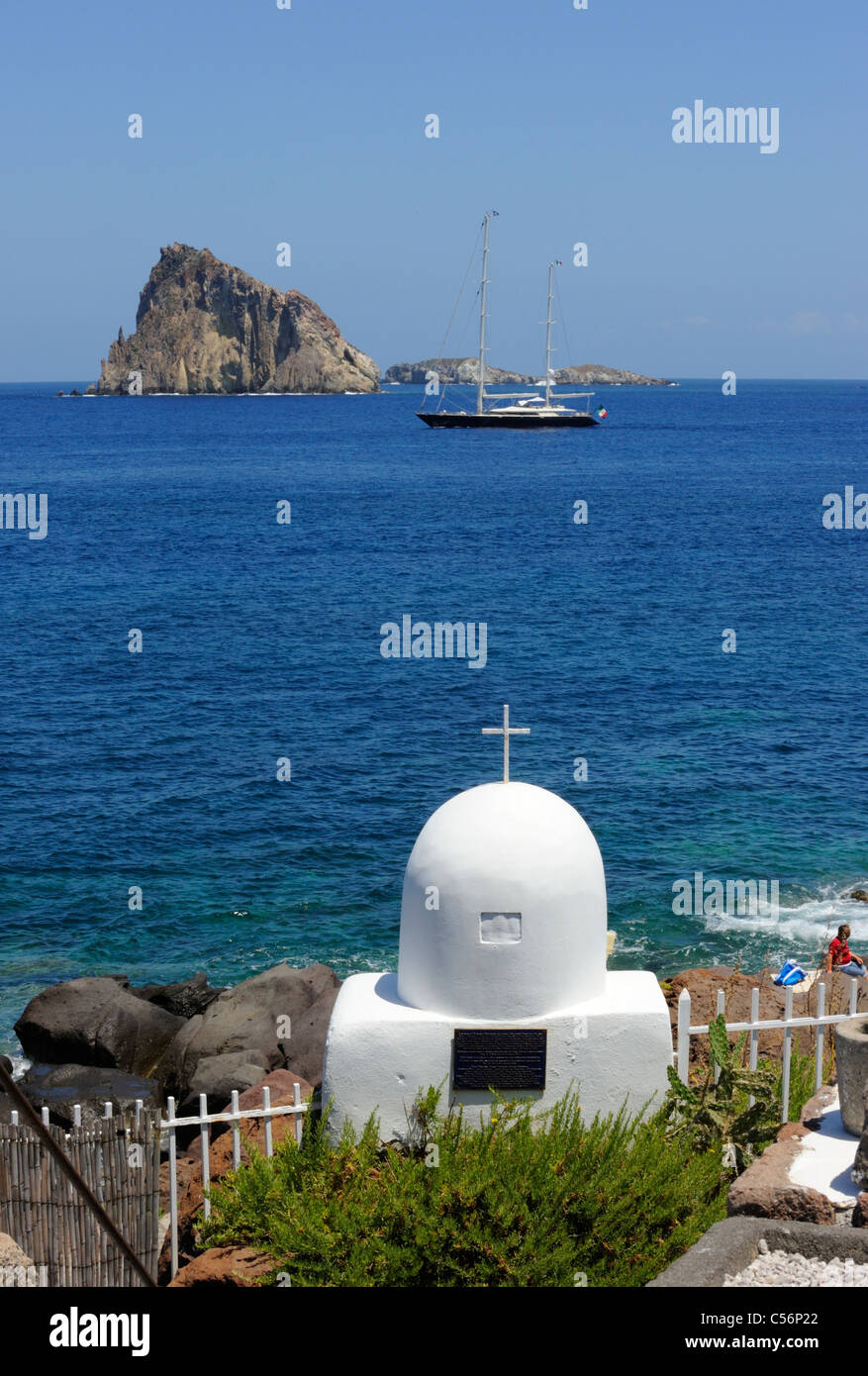 Eine große Yacht Segeln zwischen Panarea und die Inseln Dattio und Isola Lisca Bianca Stockfoto