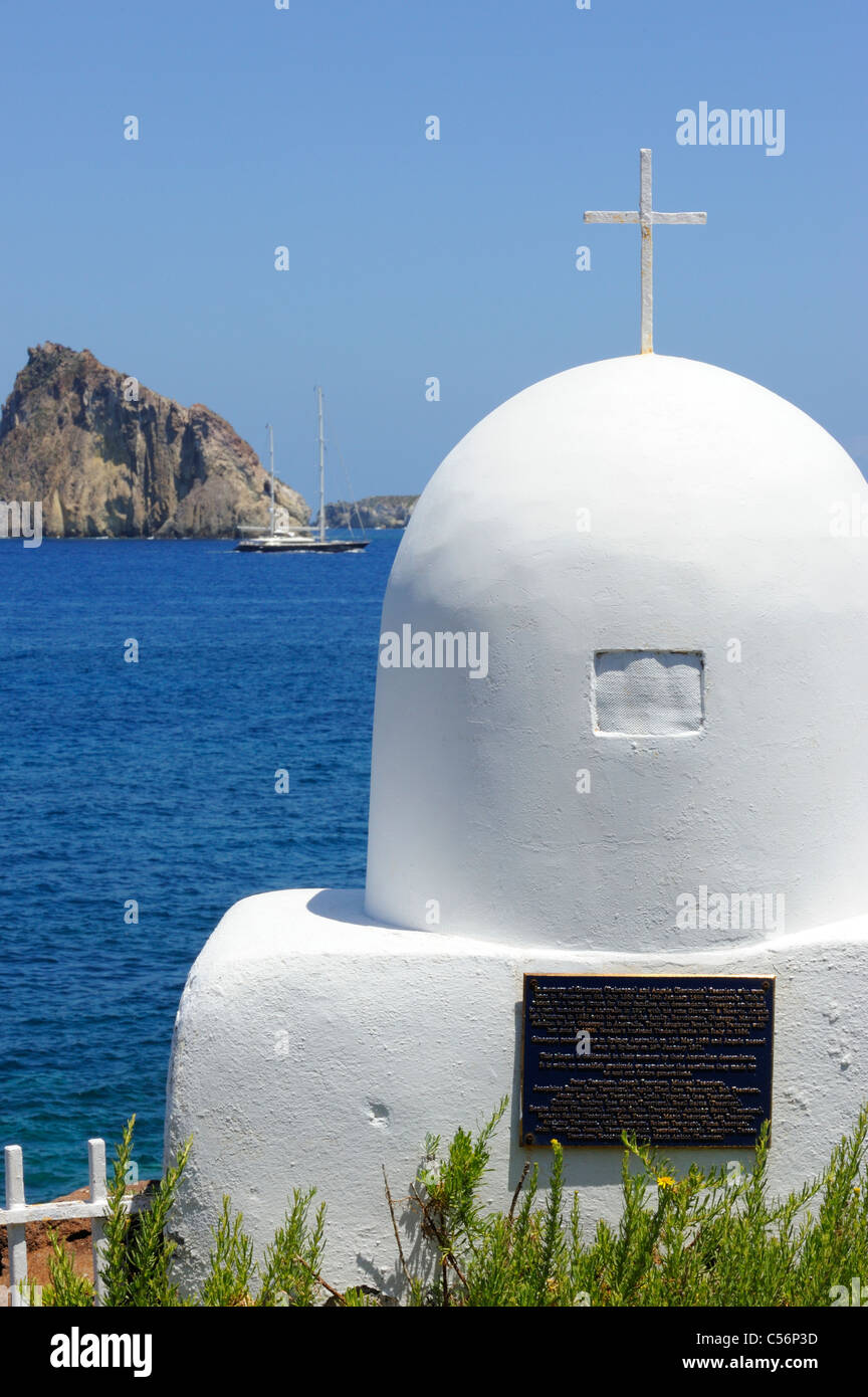 Eine große Yacht Saling zwischen Panarea und die Inseln Dattio und Isola Lisca Bianca Stockfoto