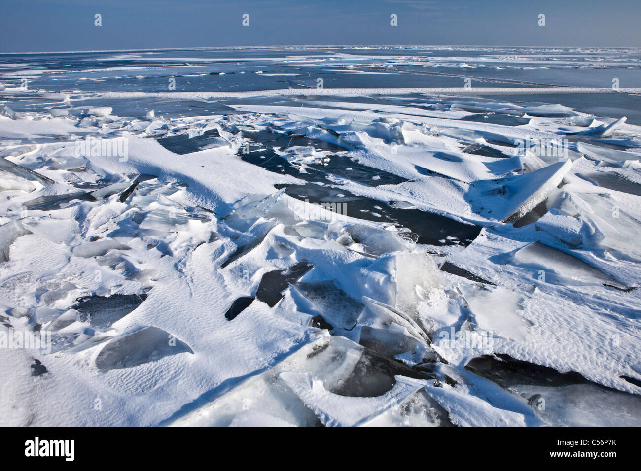 Die Niederlande, Oosterdijk, Aussicht auf zugefrorenen See namens IJsselmeer. Stockfoto