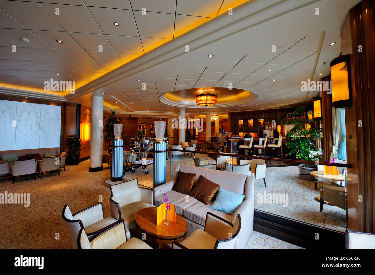 Veuve Clicquot Champagner Bar auf Deck 3 auf Ozeandampfer Queen Mary 2. Stockfoto