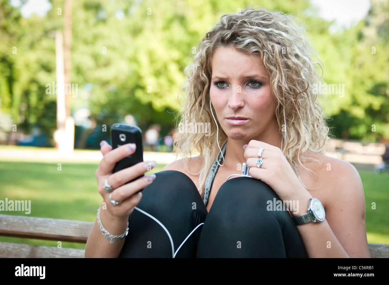 Schlechte Nachricht - Frau mit Handy Stockfoto