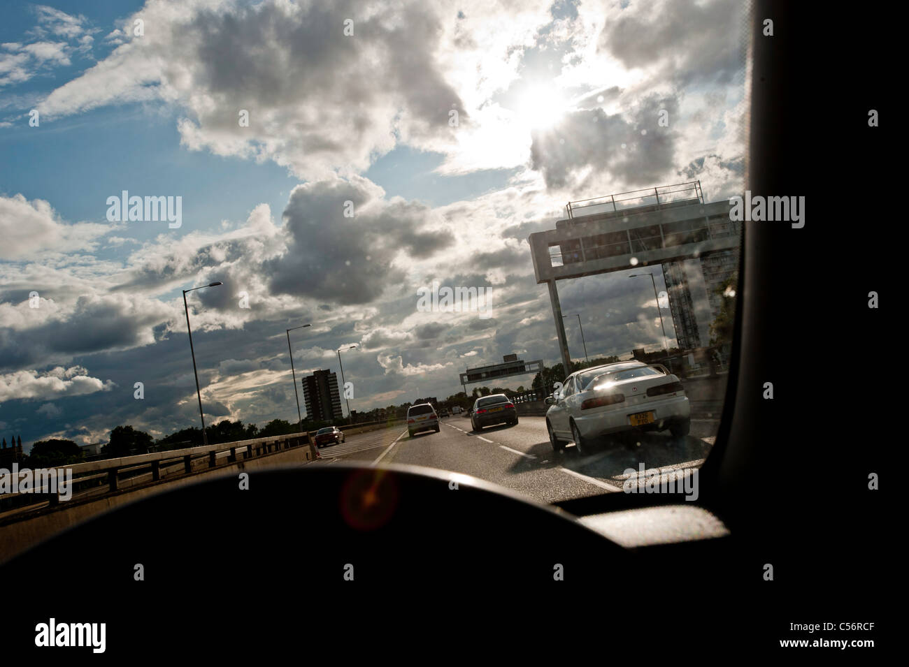 Fahren auf der A40, London, UK Stockfoto