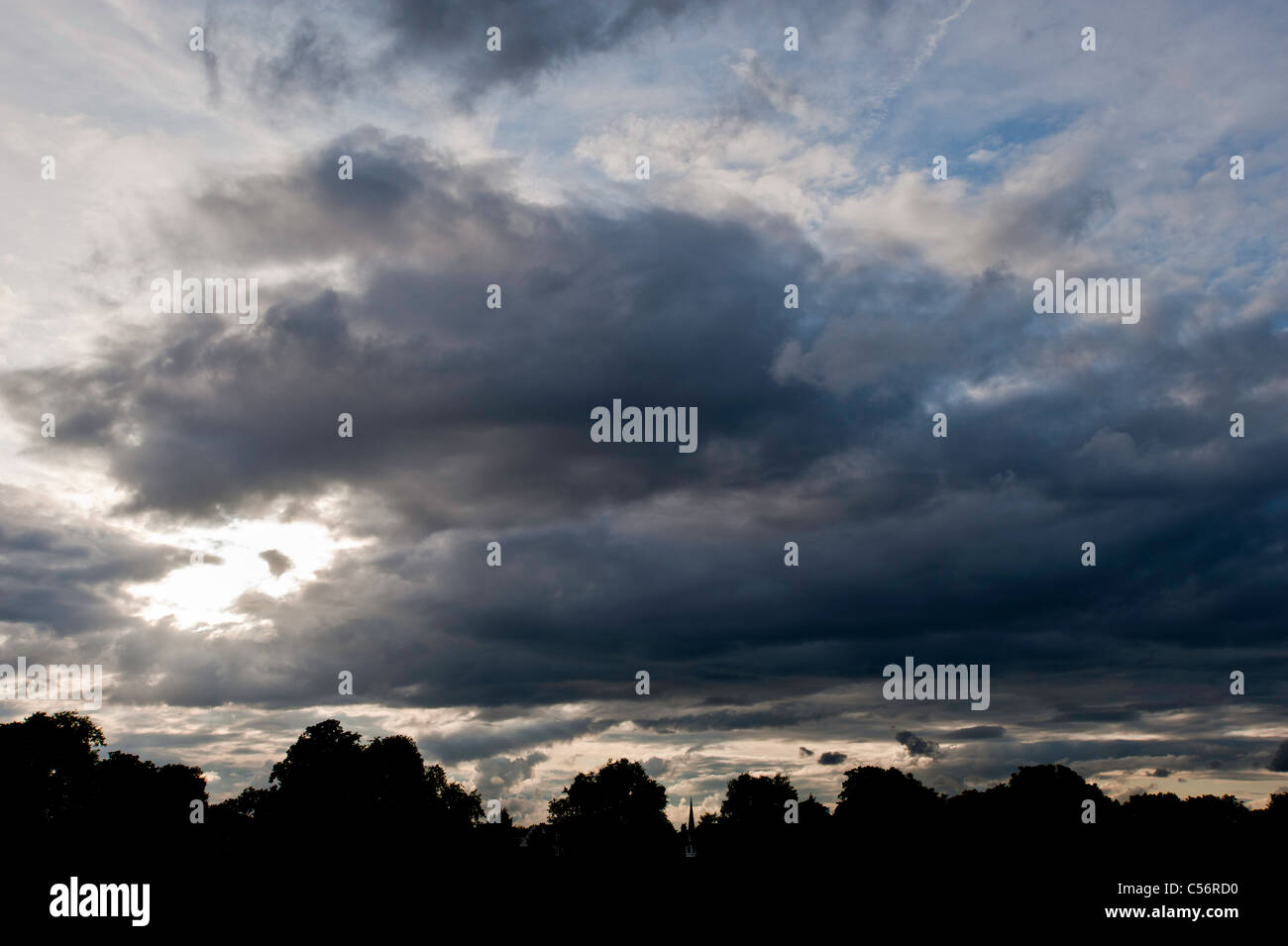 Wolken über Ealing Commom, London, Vereinigtes Königreich Stockfoto