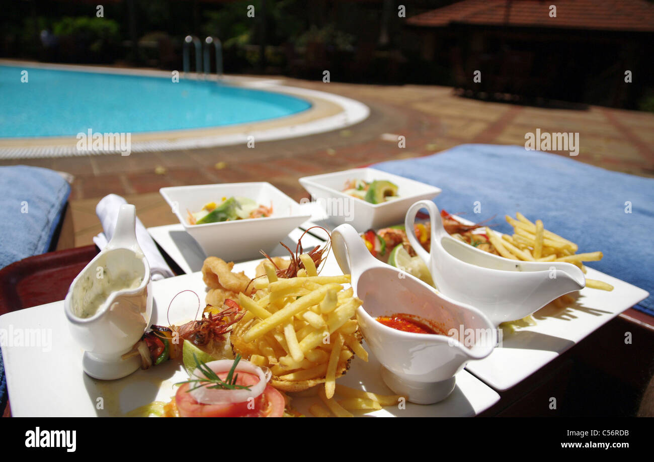 Essen für zwei Personen am Pool in Nairobi, Kenia Stockfoto