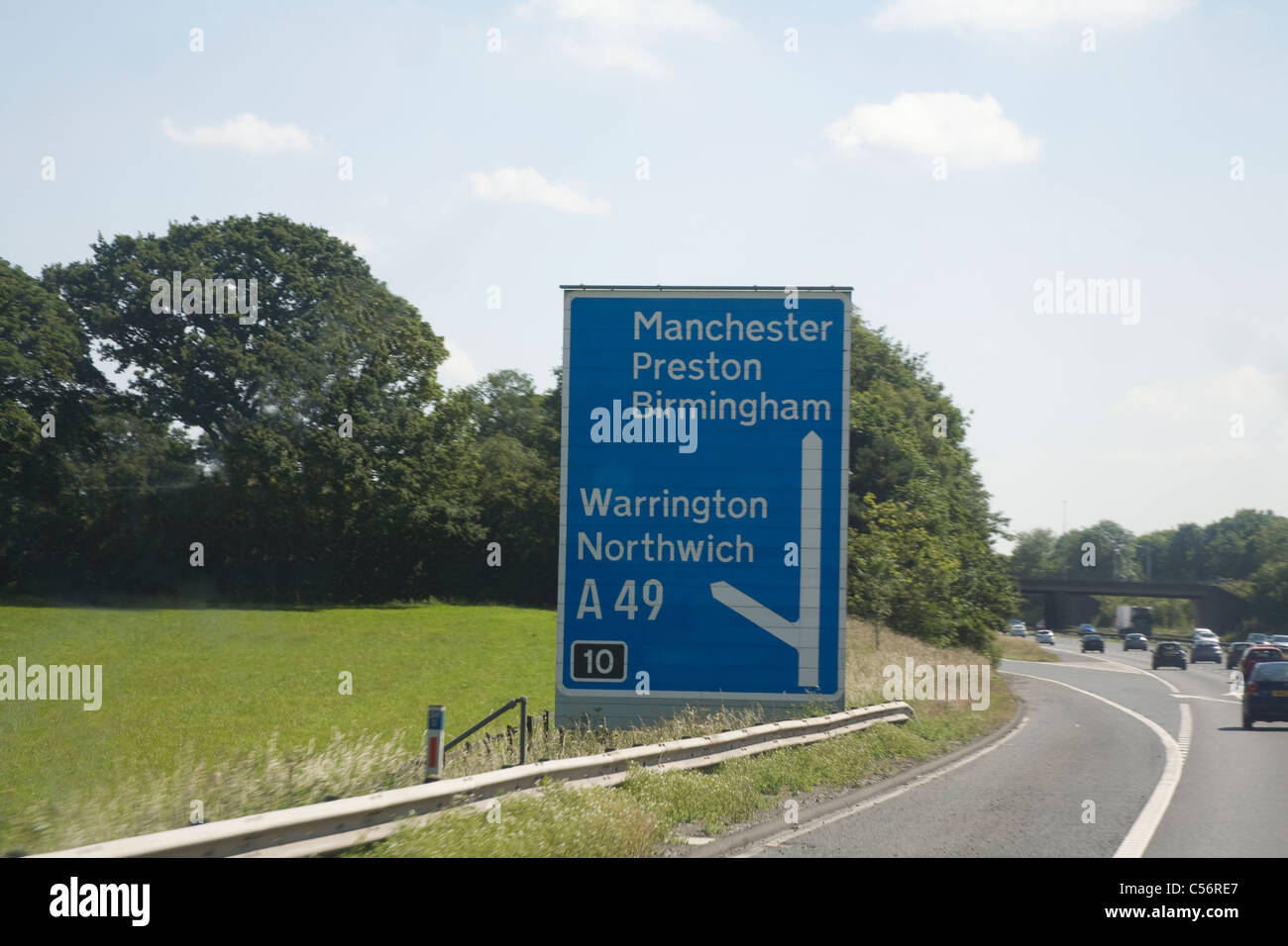 Cheshire England UK M56 Autobahnkreuz mit Hinweisschild Mit schnellem Verkehr Stockfoto