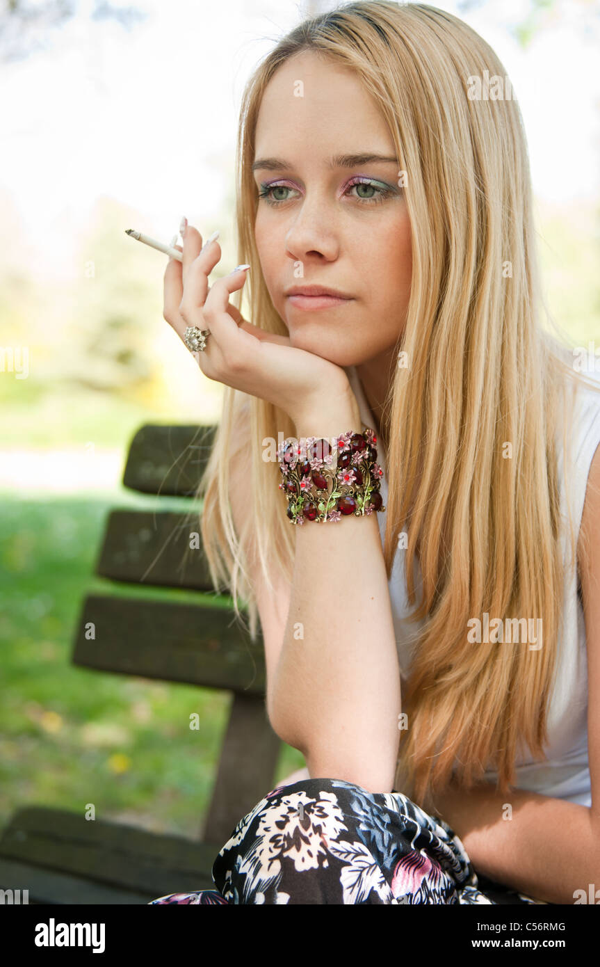 Probleme - Teenager Rauchen Zigarette Stockfoto
