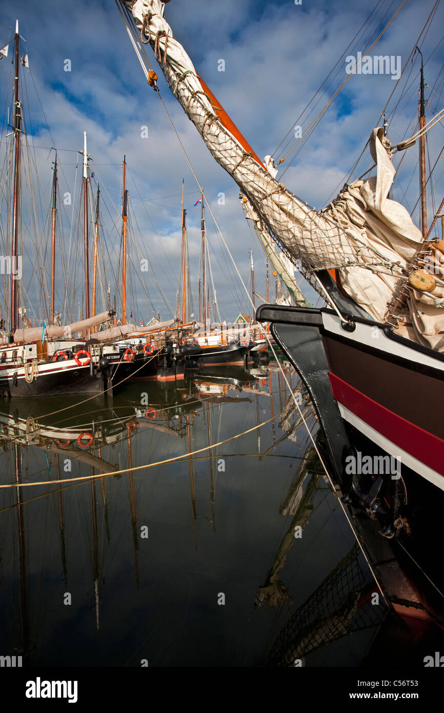 Die Niederlande, Volendam, traditionelle Segelschiffe im Hafen. Stockfoto