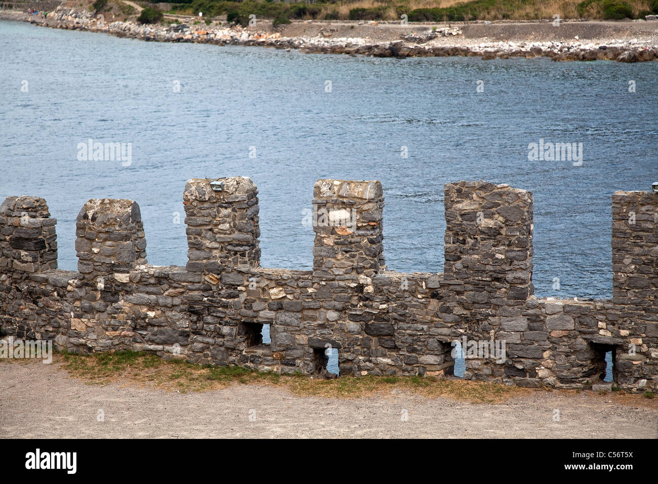Alte Mauer am Meer Stockfotografie Alamy