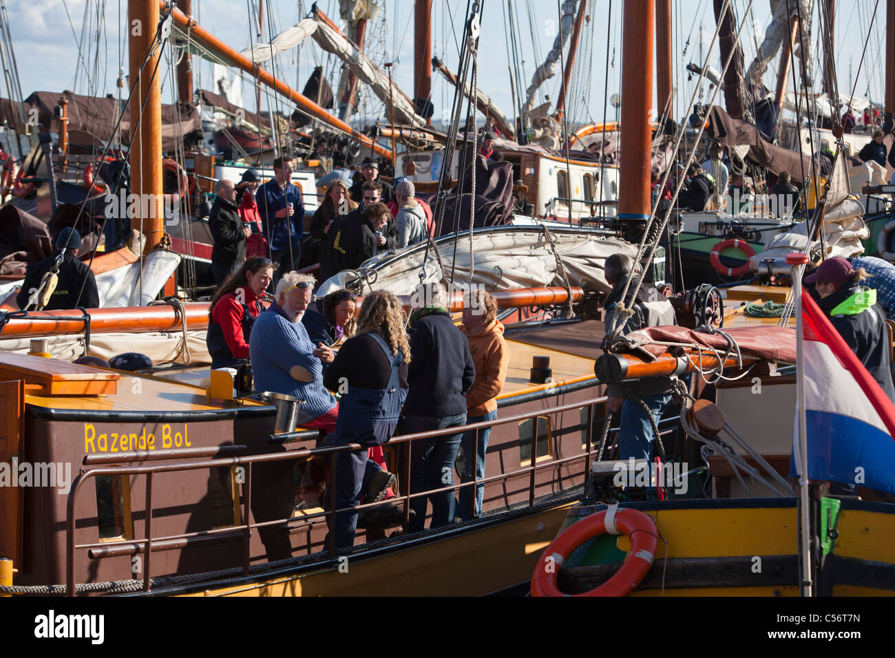 Die Niederlande, Volendam, Passagiere der traditionelle Segelschiffe im Hafen. Stockfoto
