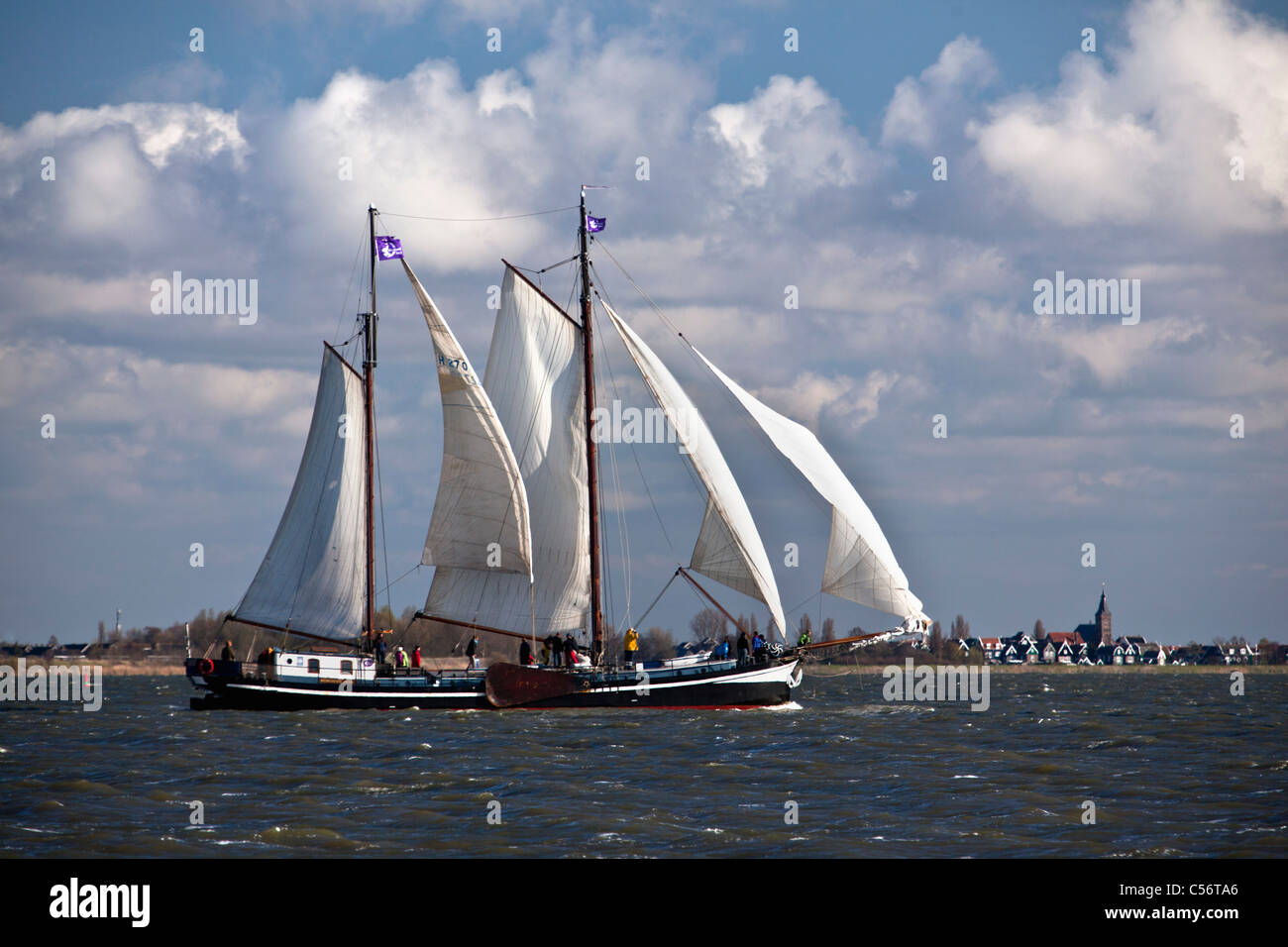 Die Niederlande, Volendam. Jährliche Rennen der traditionelle Segelschiffe namens Pieperrace auf See namens Markermeer. Stockfoto