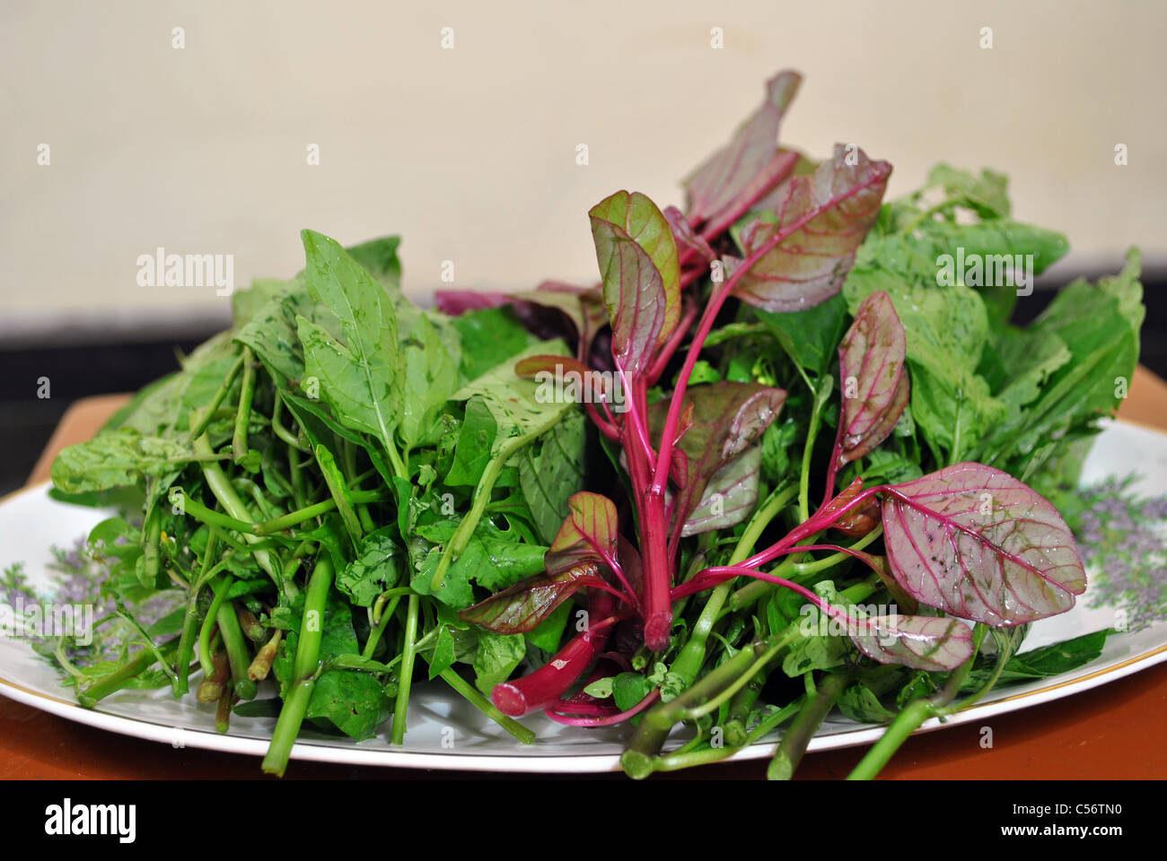 Eine Auswahl an grünem Blattgemüse auf einer Platte Stockfoto