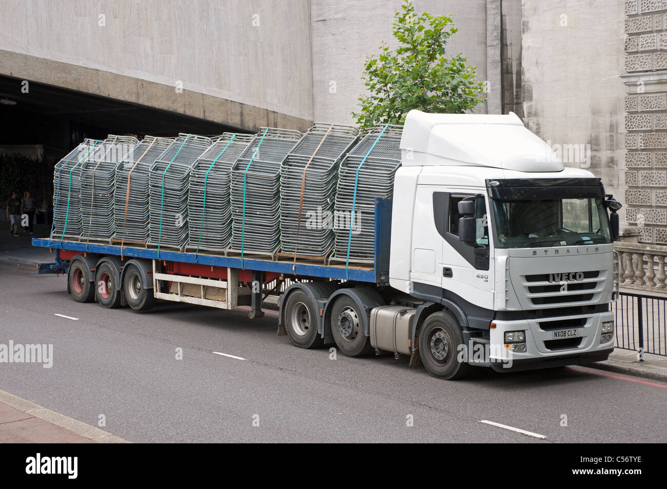 Stralis Iveco LKW beladen mit tragbaren Barrieren, London, UK. Stockfoto