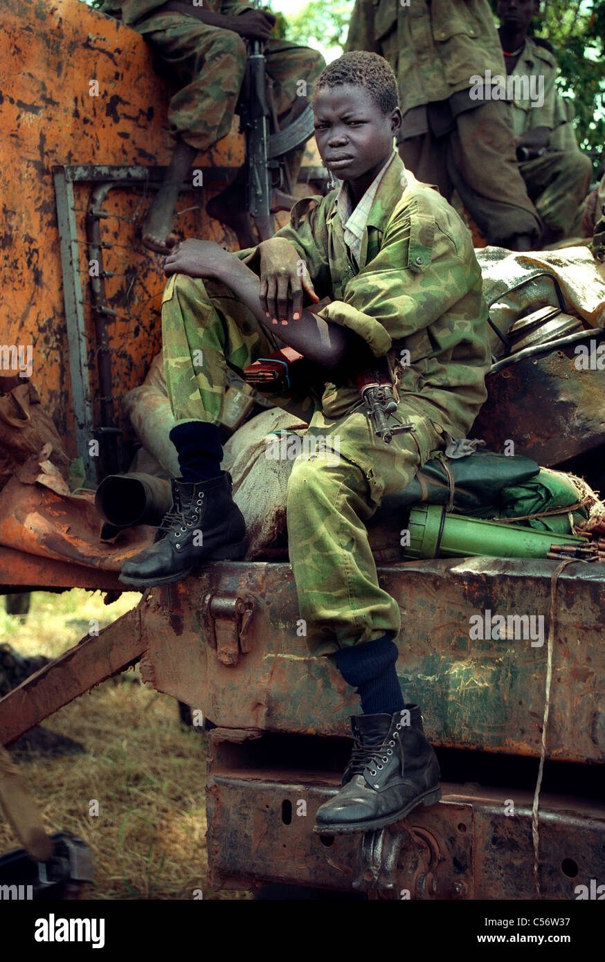 Der 12-jährige südsudanesische Kindersoldat, Mitglied der sudanesischen Volksbefreiungsarmee, war während des Kampfes gegen die nordsudanesische Armee im Südsudan, Afrika, an vorderster Front im Einsatz Stockfoto