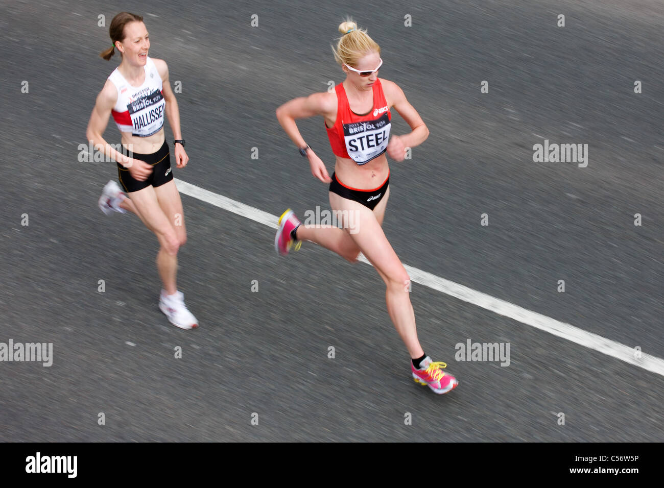 Bristol 10 k Läufer Hallissey und Stahl führt die Frauen Rennen im Jahr 2011 Stockfoto