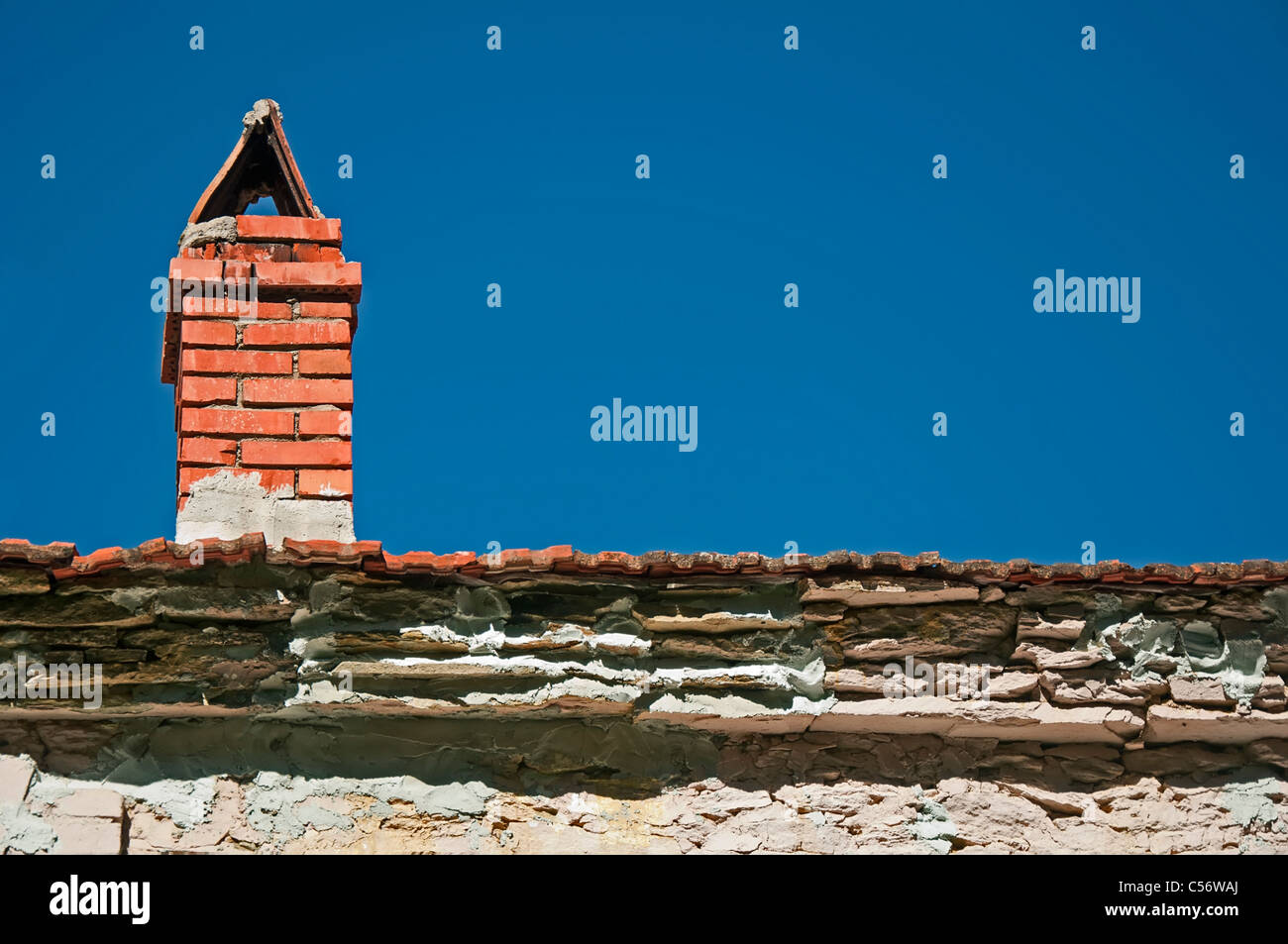 Alte gemauerte Schornstein auf dem Dach. Blauer Himmel Stockfoto