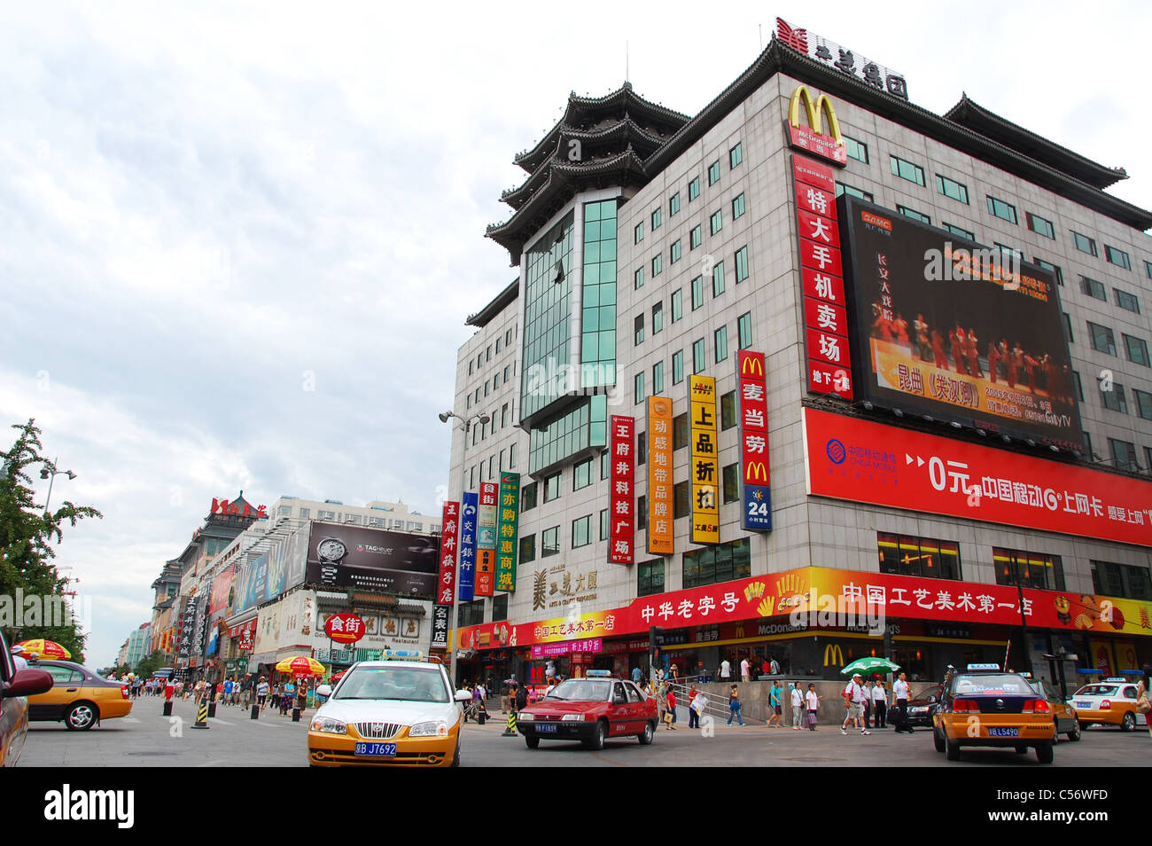 Stark befahrene Straße mit Einkaufszentren und Taxis in der Nähe der Einkaufsstraße Wangfujing, Beijing Stockfoto