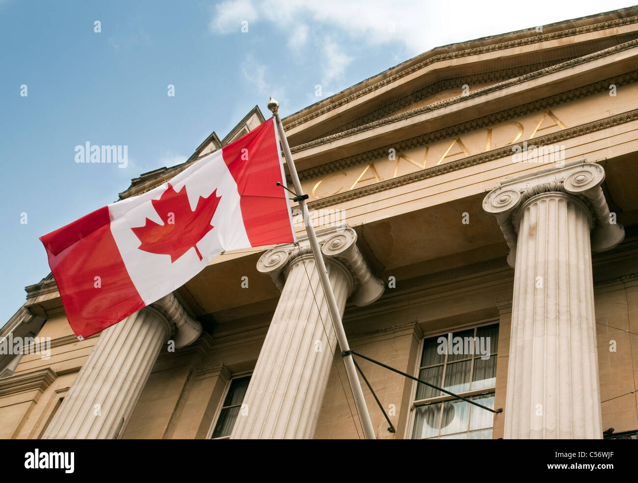 Kanadische Flaggen fliegen in Canada House, Trafalgar Square in London UK Stockfoto