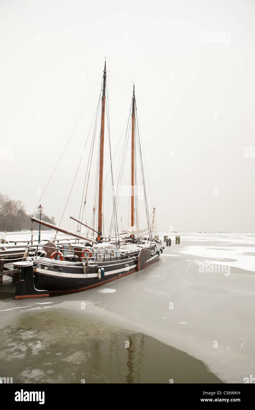 Die Niederlande, Hoorn, Hafen für traditionelle Segelboote. Winter, Schnee. Stockfoto