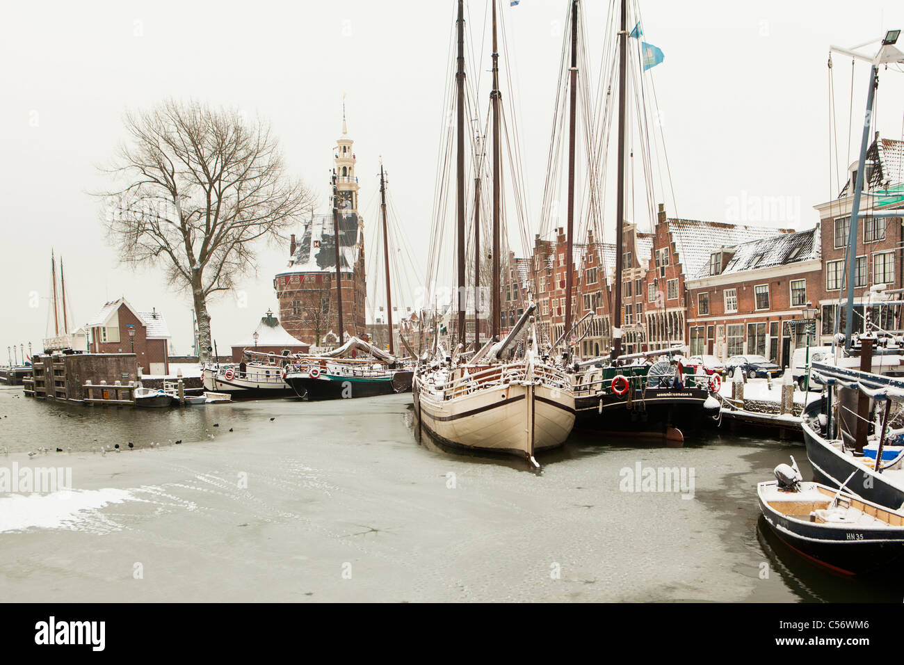 Die Niederlande, Hoorn, Hafen für traditionelle Segelboote. Winter, Schnee. Stockfoto