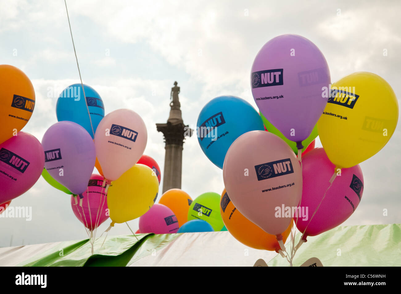 Nationaler Anschluß der Lehrer (Mutter) Stand und Ballons an der Gay Pride März, Trafalgar Square, London UK Stockfoto