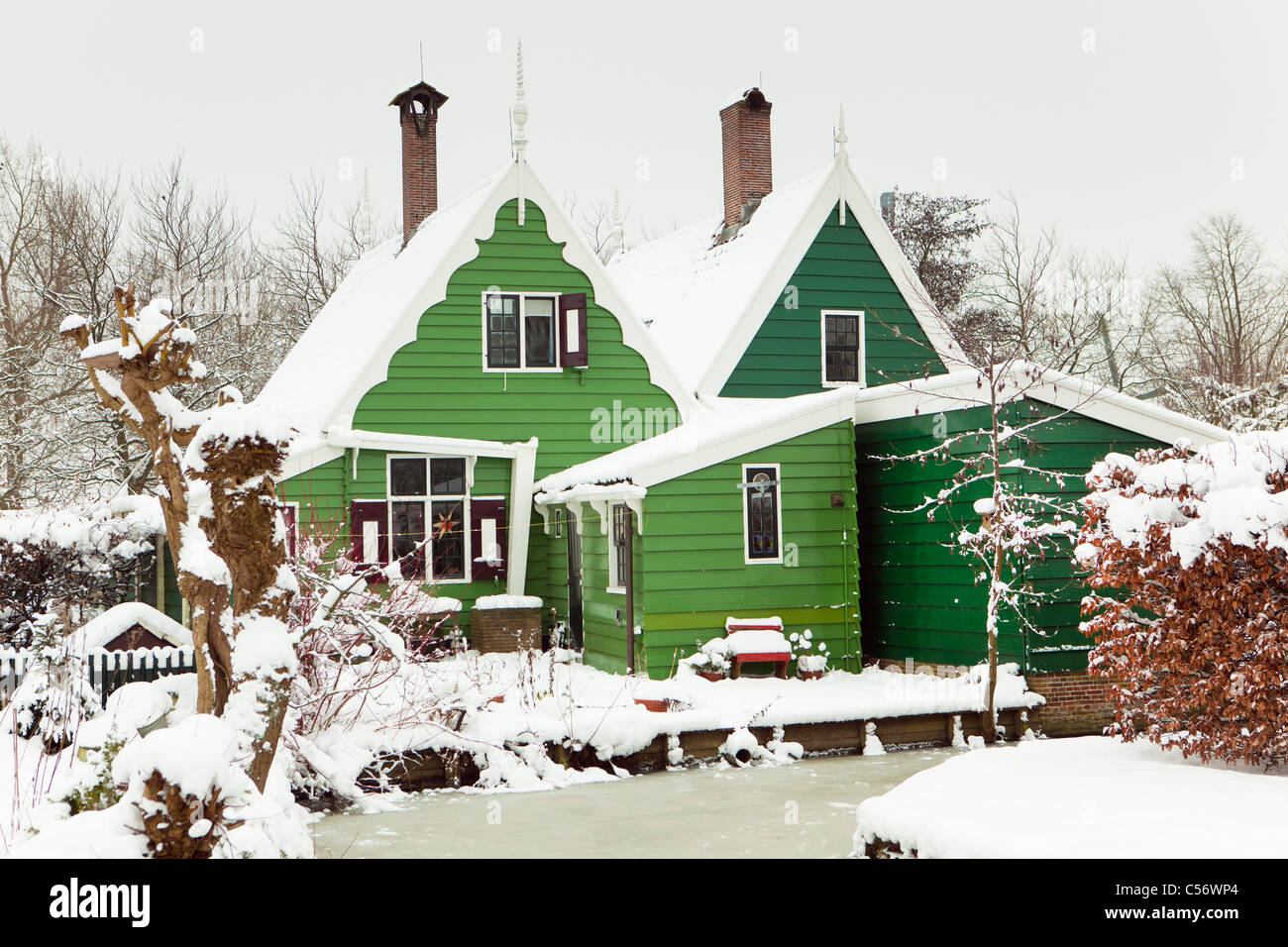 Zaanse Schans, Häuser Dorf an den Ufern des Flusses Zaan mit charakteristischen grün aus Holz. Winter, Schnee. Stockfoto