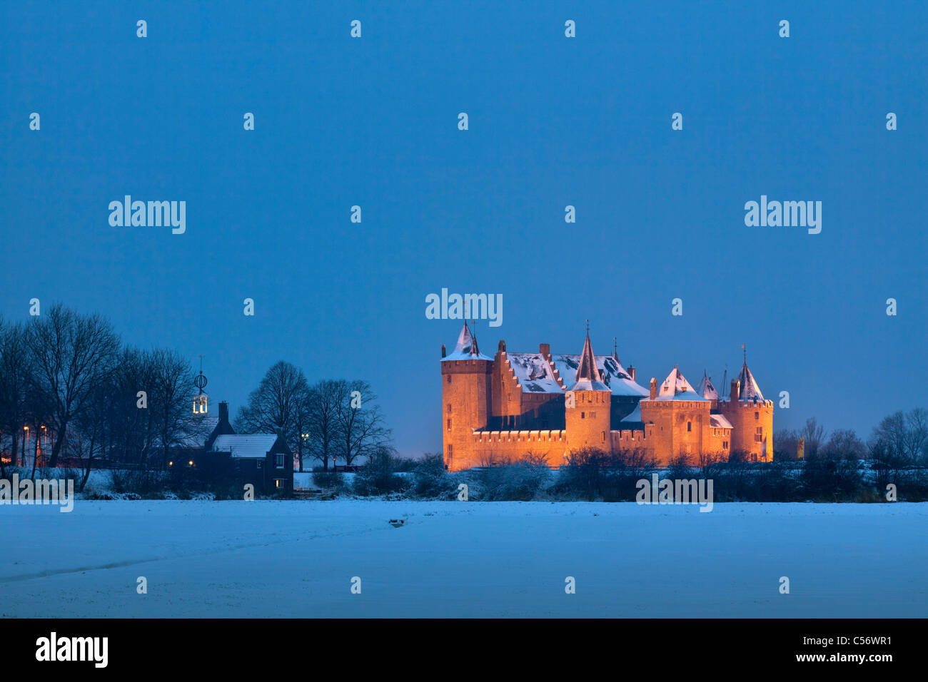 Niederlande, Muiden, Schloss Muiderslot genannt. Winter, Schnee. Stockfoto