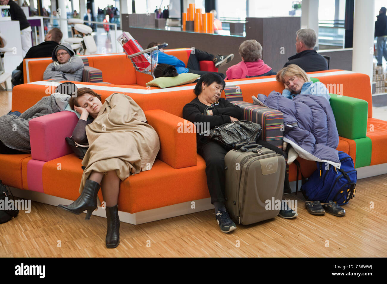Die Niederlande, Haarlemmermeer, Flughafen Schiphol. Menschen schlafen. Stockfoto