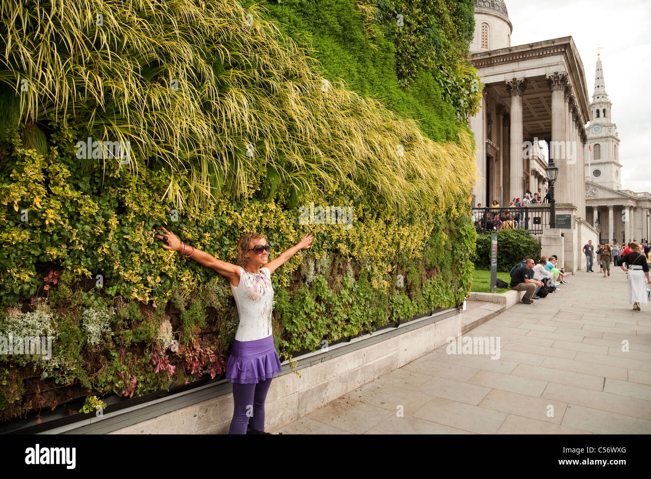 Ein Tourist fotografiert vor "A Living Meisterwerk" - Trafalgar Square in London UK Stockfoto