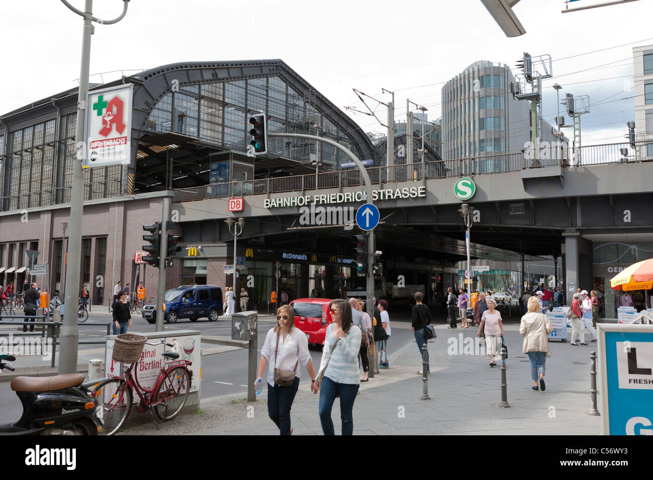 Blick auf den historischen Bahnhof Friedrichstraße in Berlin Stockfoto