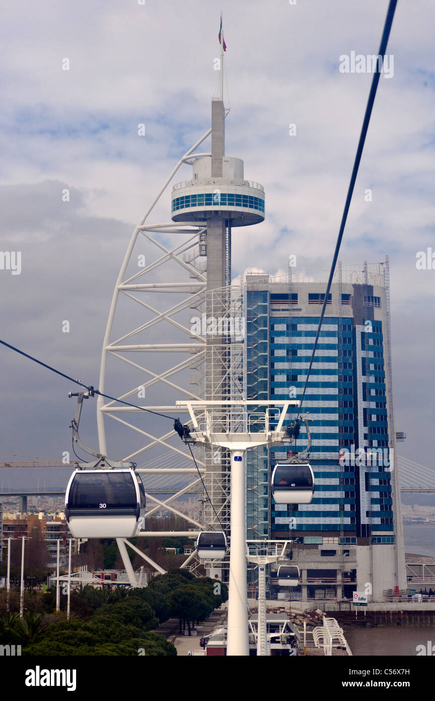 Vasco da Gama Tower und Seilbahnen - Parque Das Nações - Lissabon, Portugal Stockfoto