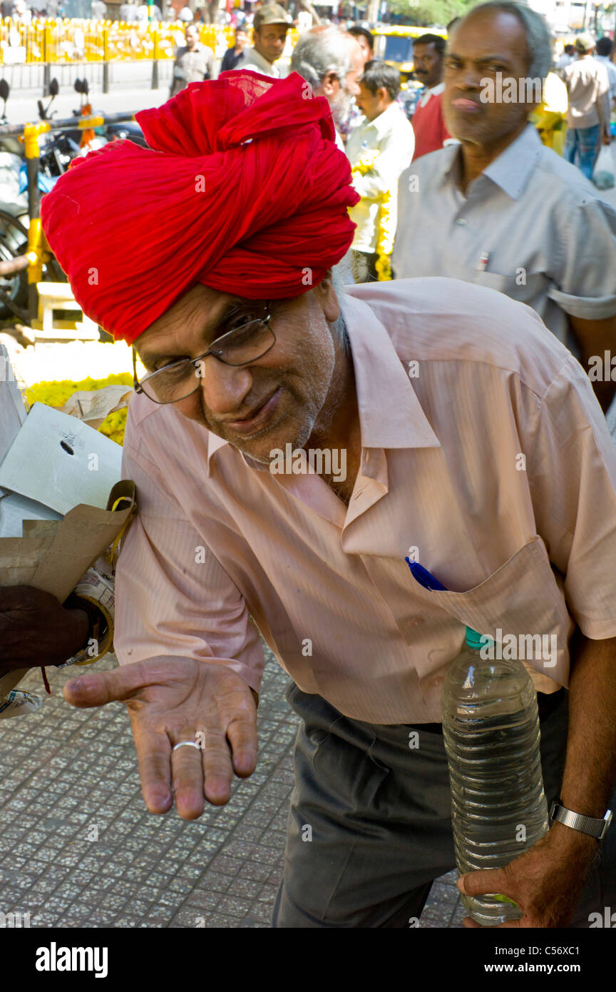 Ein Sikh lustig machen über Bettler auf der Straße in Mysore, Karnataka, Indien Stockfoto