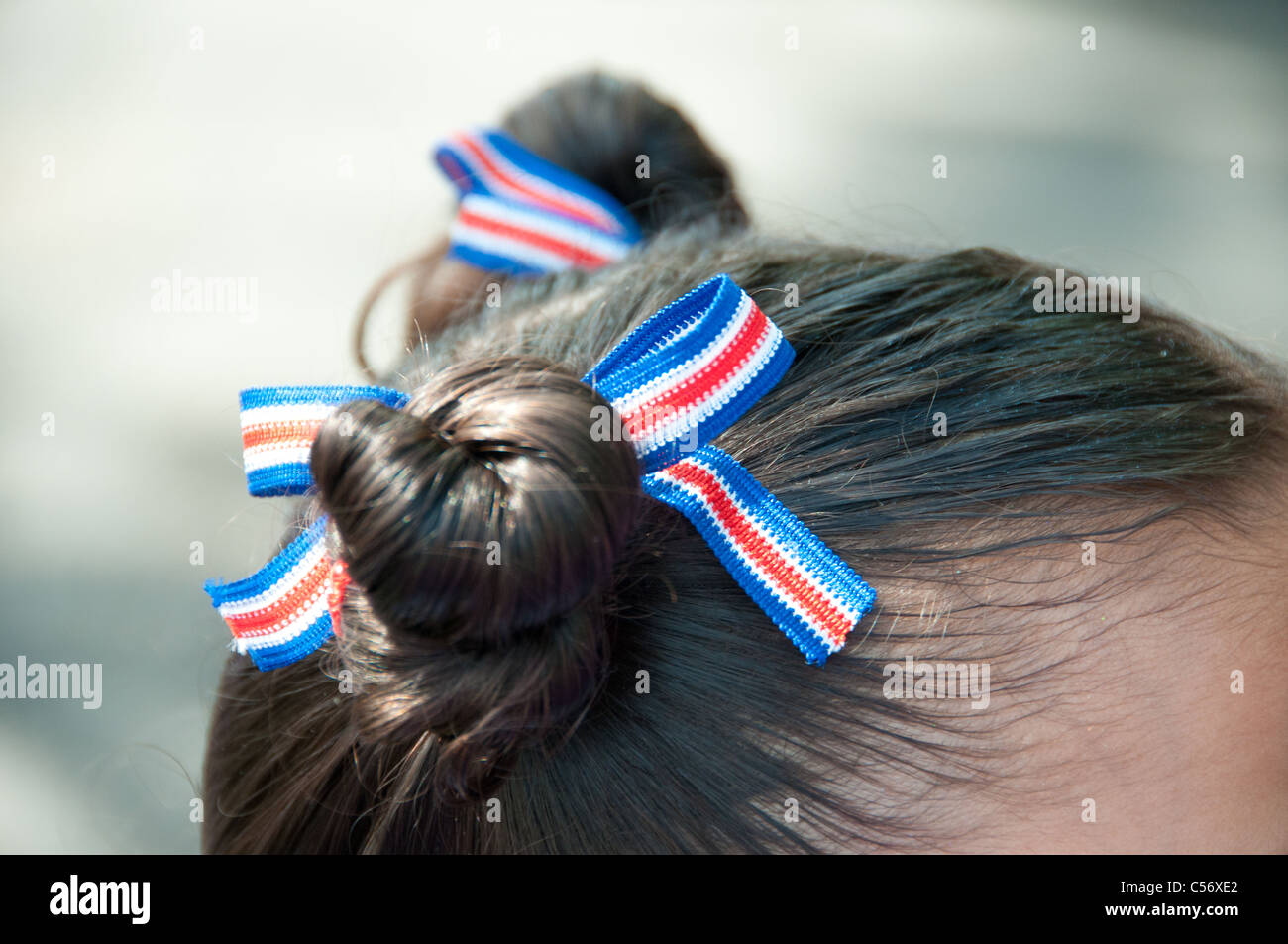Mädchen tragen die costaricanischen Flagge Farben in ihrer Frisur Costa Rica während Unabhängigkeitstag Stockfoto