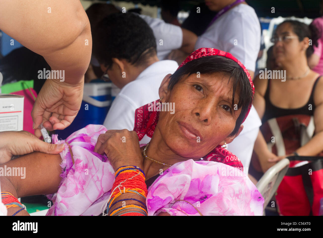 Kuna-Frau erhält einen Impfstoff. Panama City, Republik von Panama, Mittelamerika Stockfoto