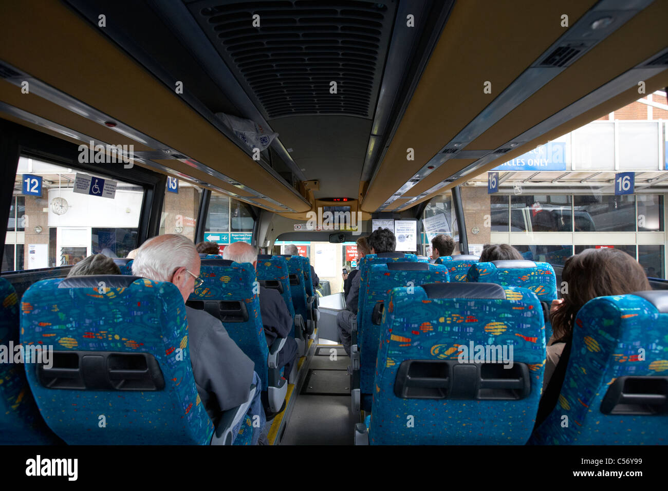 Passagiere auf einem Ulsterbus express Coach in Belfast Nordirland Vereinigtes Königreich Stockfoto Passagiere auf einem Ulsterbus express Coach in Belfast Nordirland Vereinigtes Königreich Stockfoto