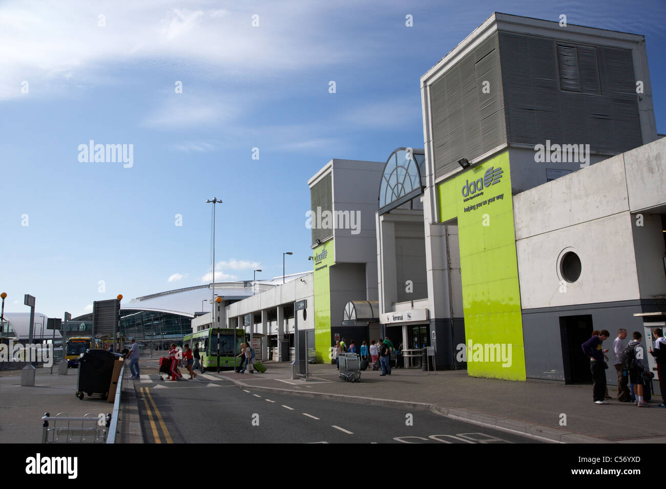 Passagiere über Fußgängerüberweg am alten terminal 1 Eingang Dublin Flughafen Irland Europa Stockfoto