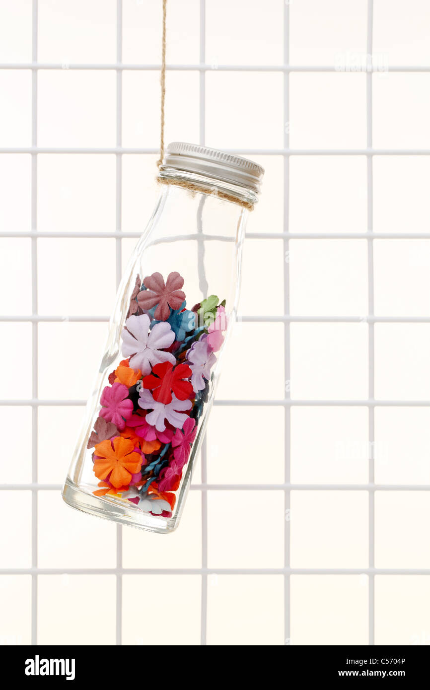 Papier Blütenblätter in einer Flasche Stockfoto