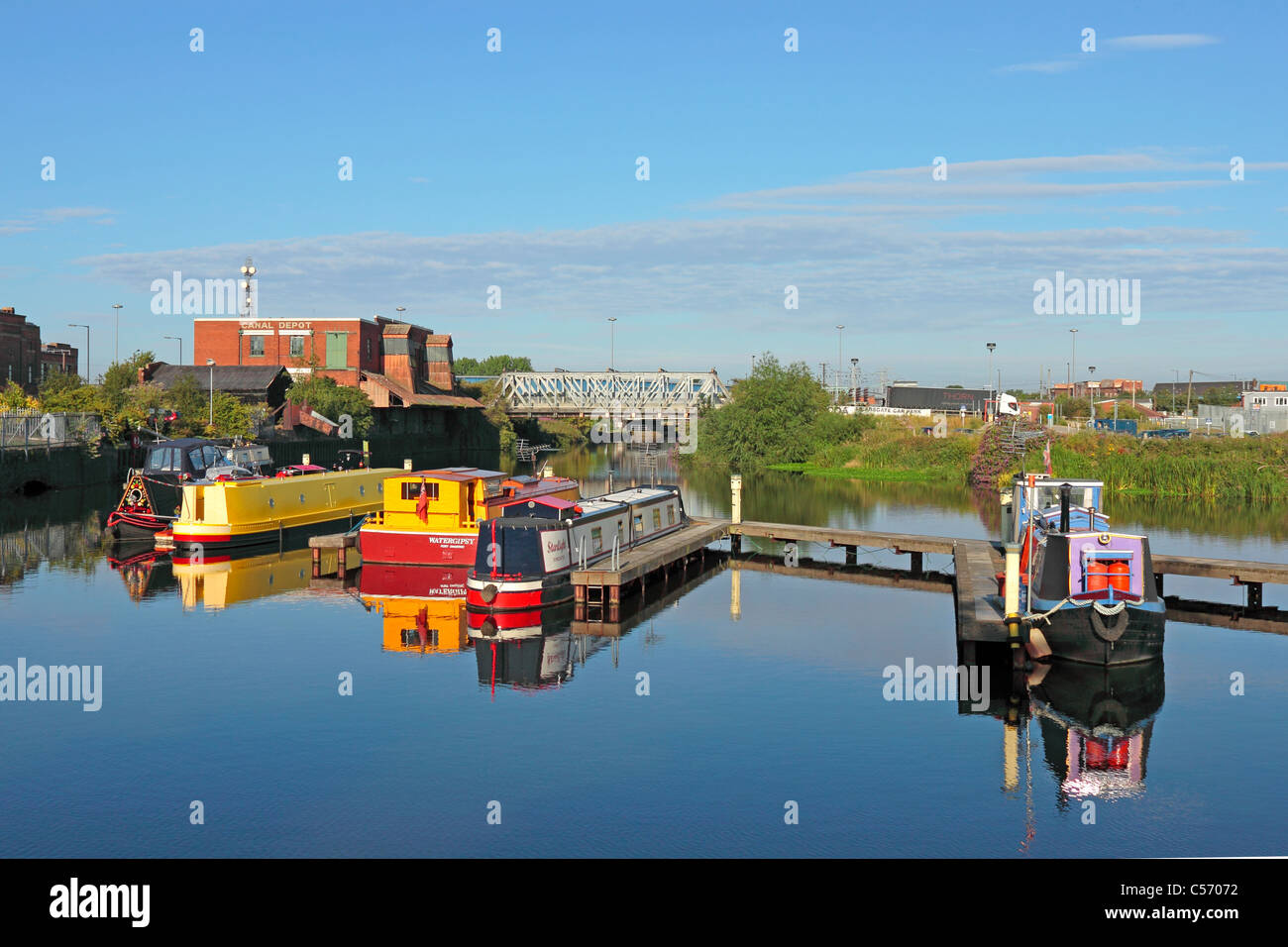 Boote und Lastkähne festgemacht an Doncaster Waterfront unter der Nordbrücke Stockfoto