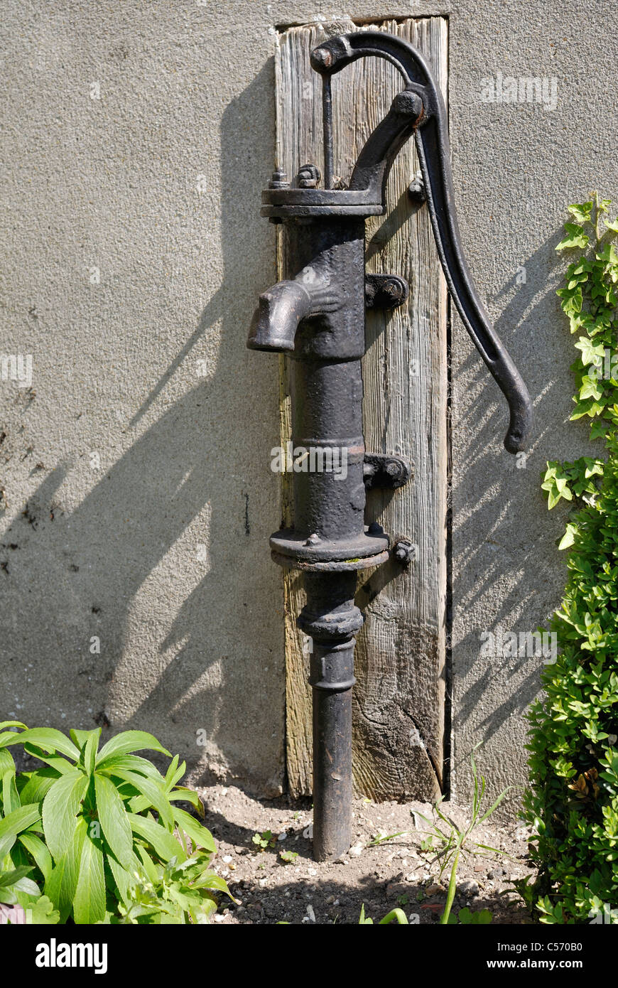 Alte Handwasserpumpe im Garten. Gusseisenwasserpumpe im Vintage-Stil  Stockfotografie - Alamy