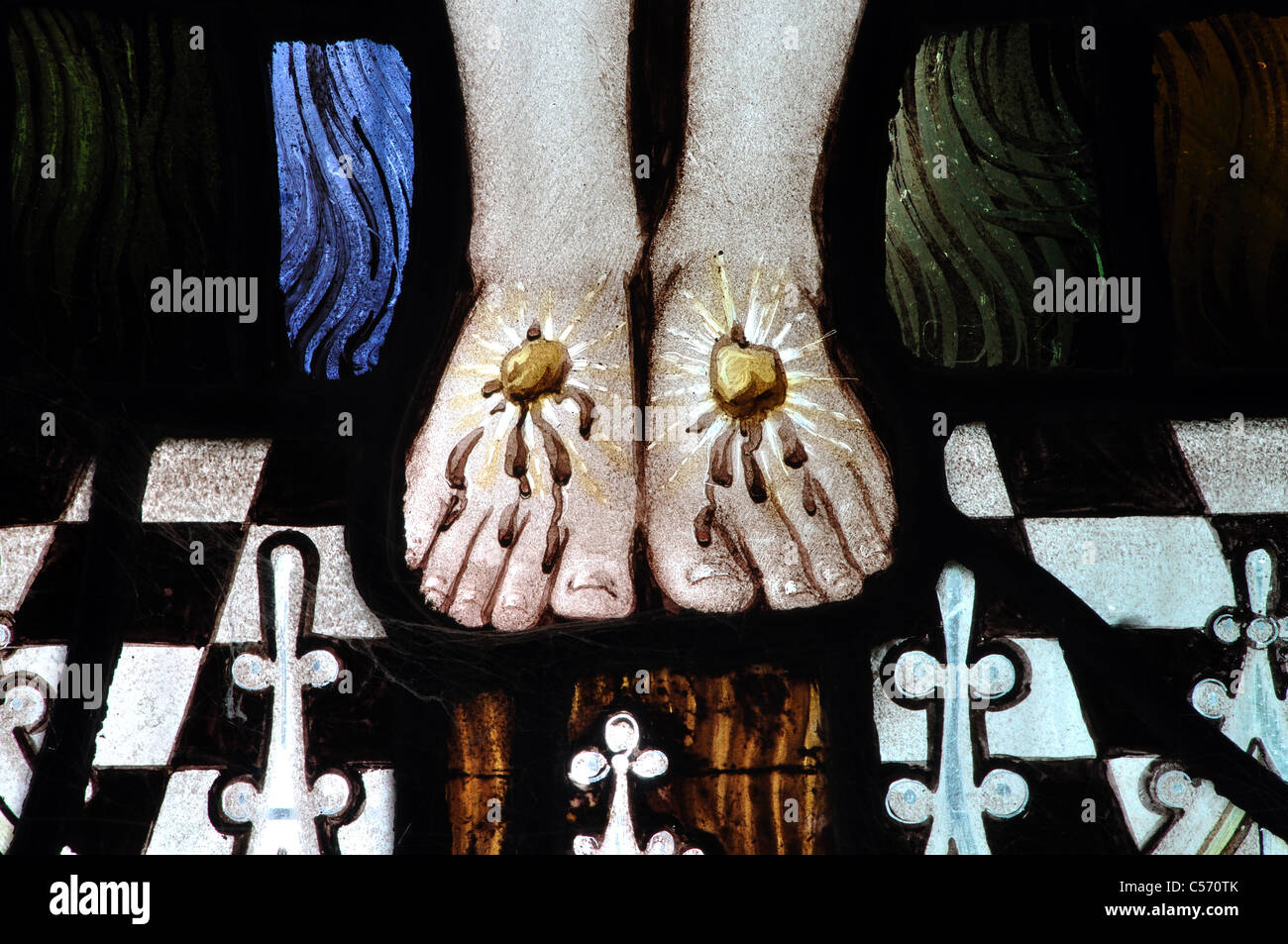 Genagelten Füßen von Christus Glasmalereien in St. John the Baptist Church, Feckenham, Worcestershire, England, UK Stockfoto