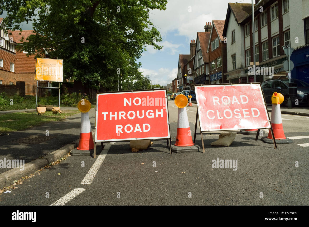 Temporäre Verkehrszeichen "keine Durchgangsstraße" und "Straße gesperrt" in Amersham Bucks UK Stockfoto