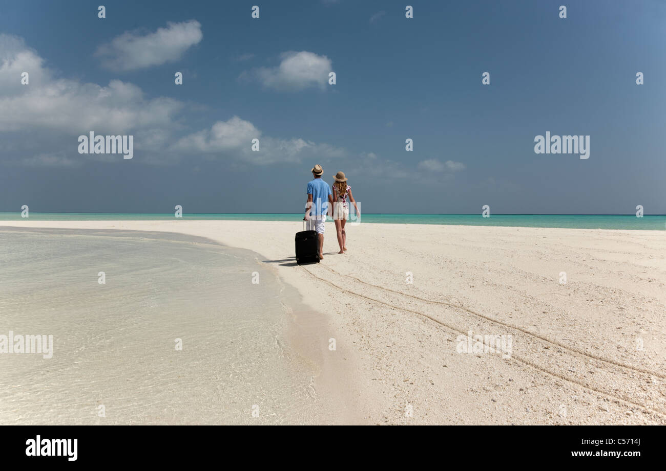 Paar rollende Gepäck am Strand Stockfoto
