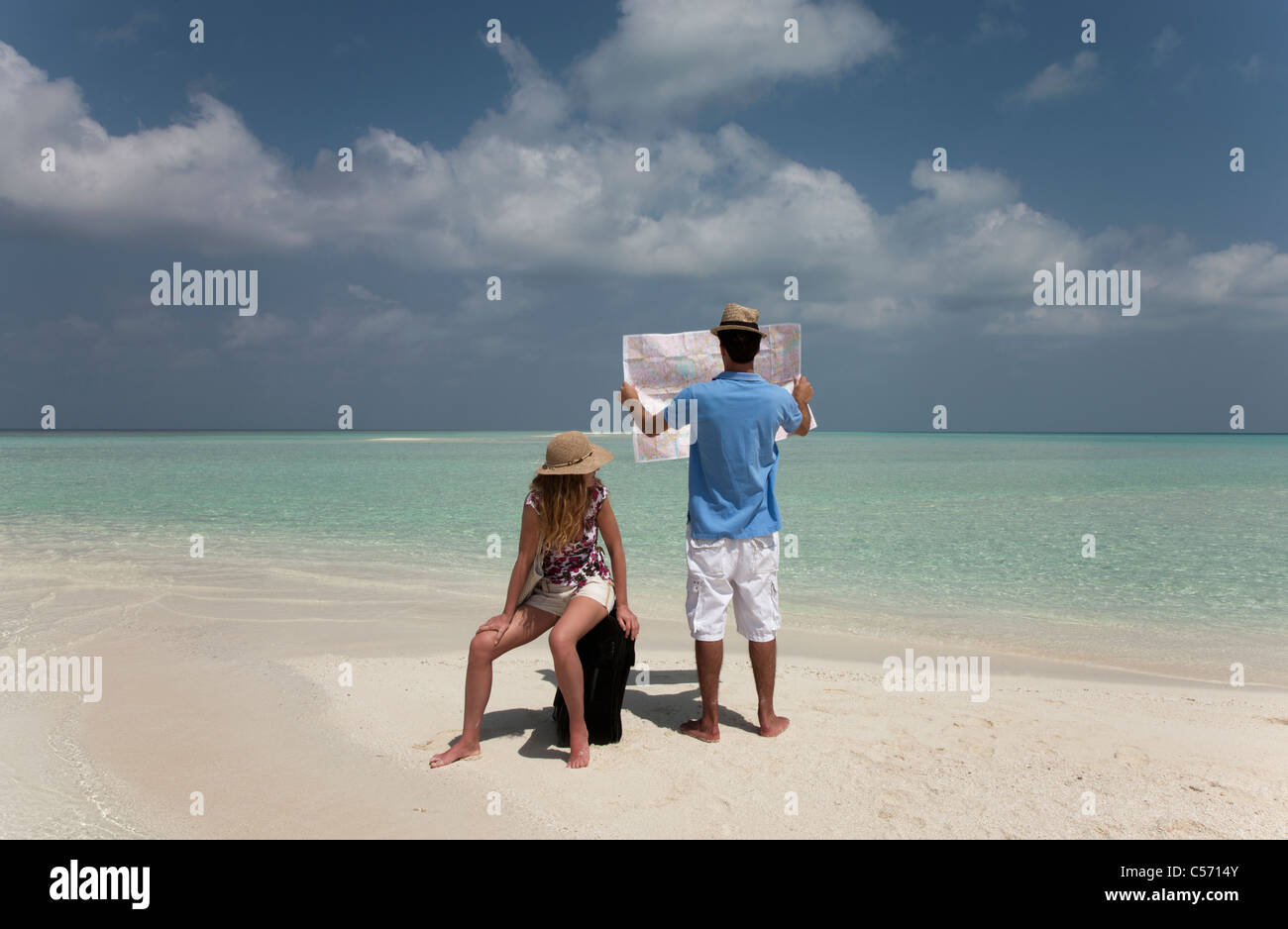 Paar Lesung Karte am tropischen Strand Stockfoto