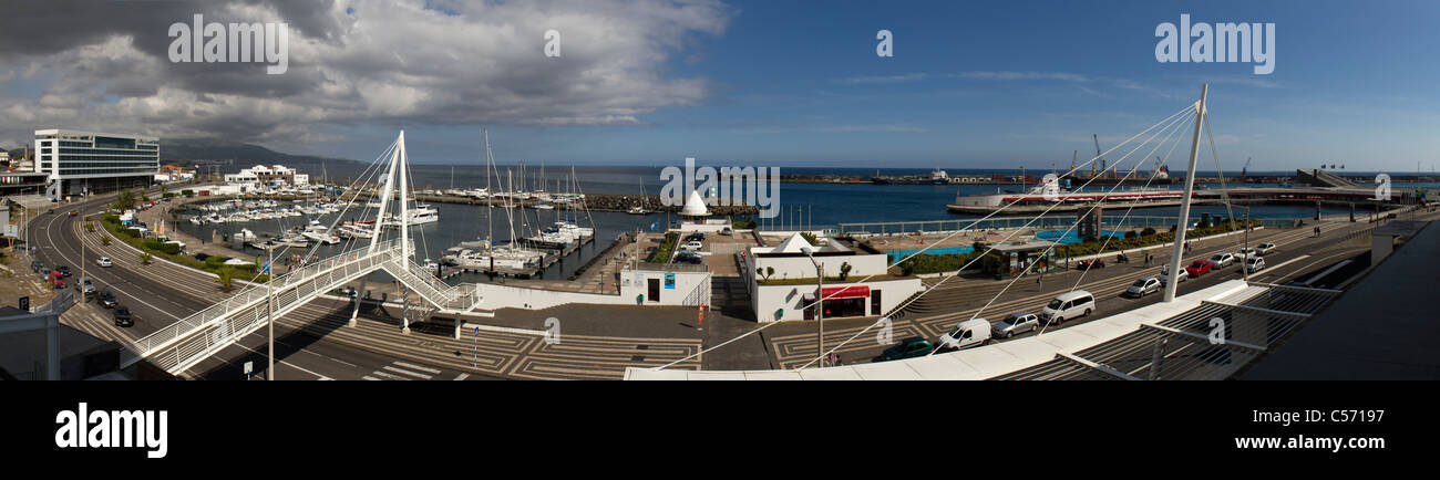 Genähte Panorama Blick auf den Yachthafen in Ponta Delgada, Insel São Miguel, Azoren. Stockfoto
