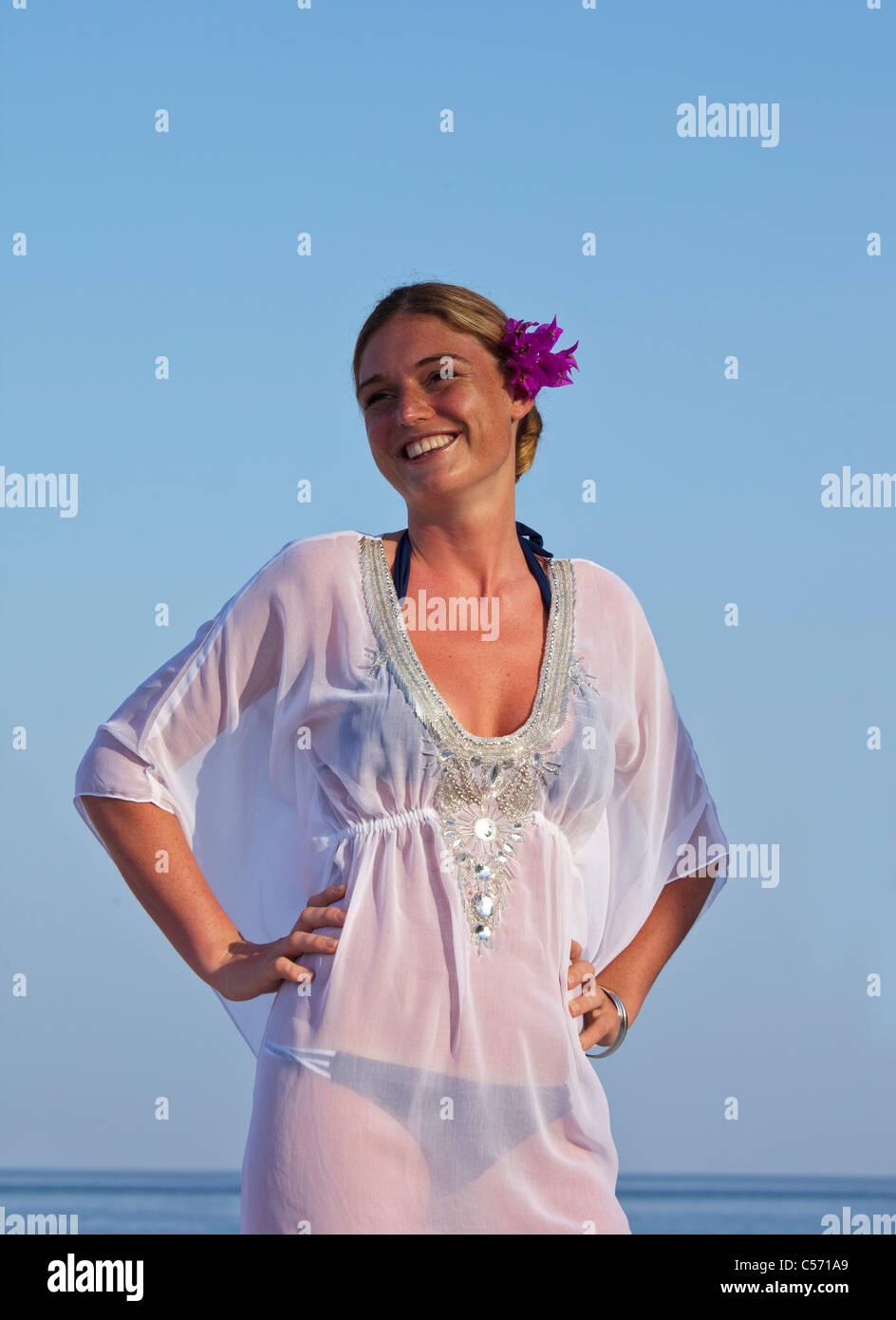Frau trägt Abdeckung oben am Strand Stockfoto