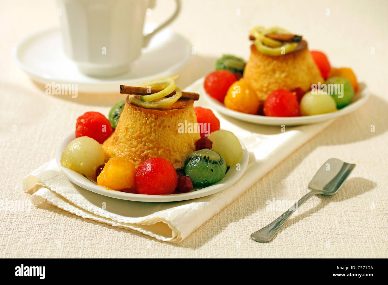 Creme Caramel mit Früchten. Rezept zur Verfügung. Stockfoto